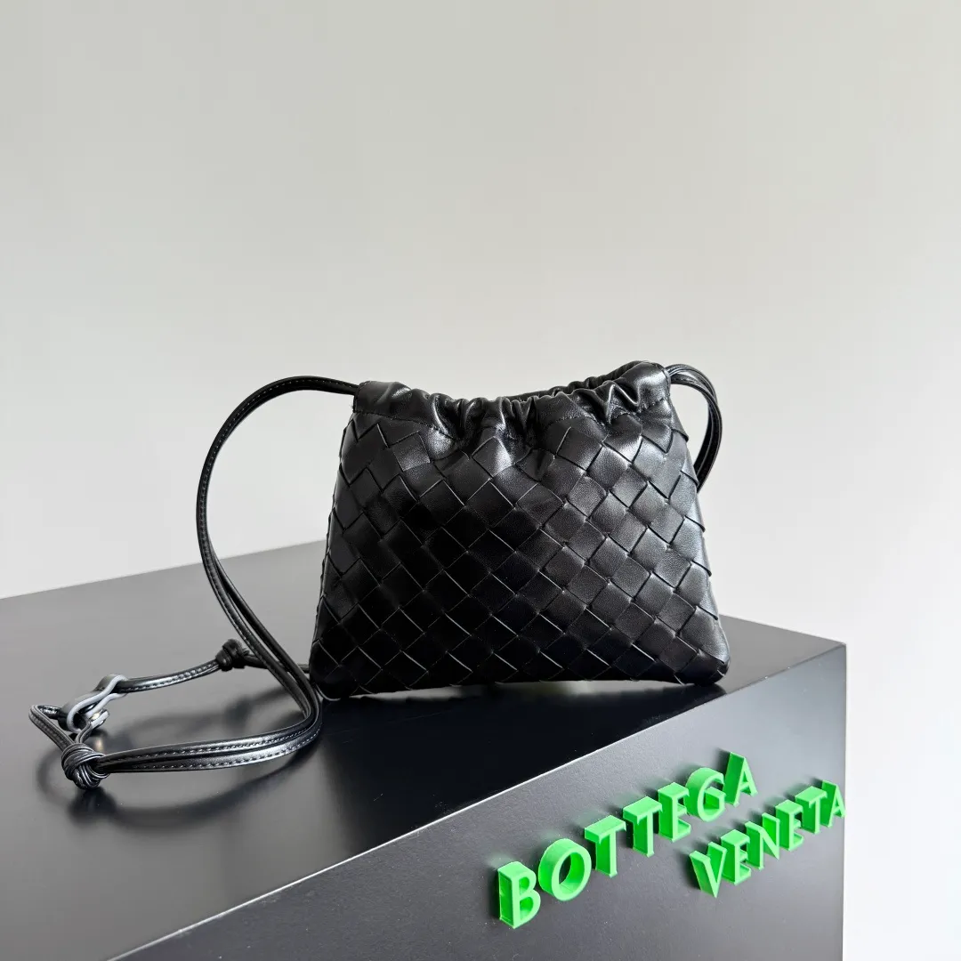 Batch 1400 BOTTEGA VENETA DUSTBAG mini size is officially launched📣📣. It still continues the classic weaving process. The lazy and casual feeling presented by the drawstring pockets is not too suitable for summer. The small back body is light and convenient. It is enough to carry lipstick and tissues when going out every day. It is not easy to make mistakes with any clothes. The shoulder strap has a buckle and pull-out design, which can be adjusted to unlock multiple carrying methods. Style number: 816987 Size: 21*16.6*1cm